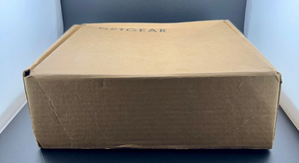 Refurbished New in Box Netgear FE104NAR Netgear Fast Ethernet Hub - Image 3 of 4