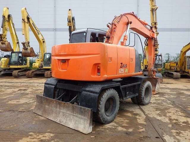 Excavadora tipo rueda Hitachi ZX125W 2004 pipa 4399 horas solamente Foto 2 de 4