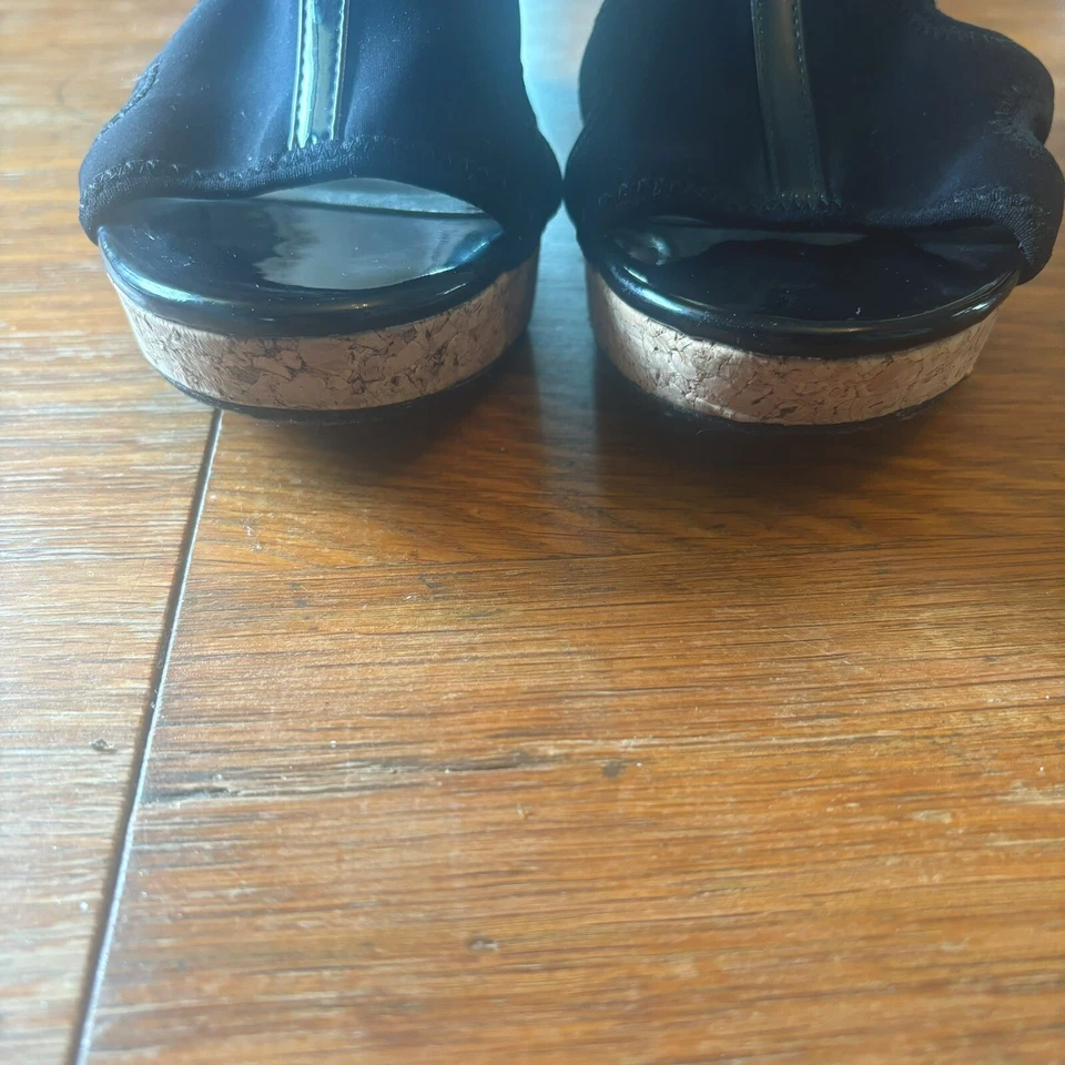 Zapatos Adrienne Vittadini para mujer 8,5 M negros con tira trasera elásticos punta abierta cuña Foto 4 de 4