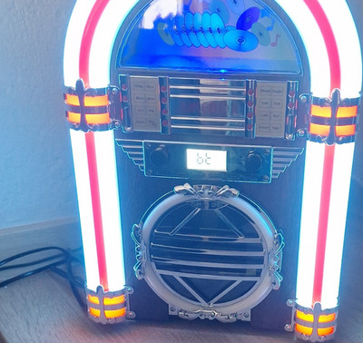 Beleuchtete Jukebox im Retro-Design    Jukebox mit Beleuchtung im Retrolook