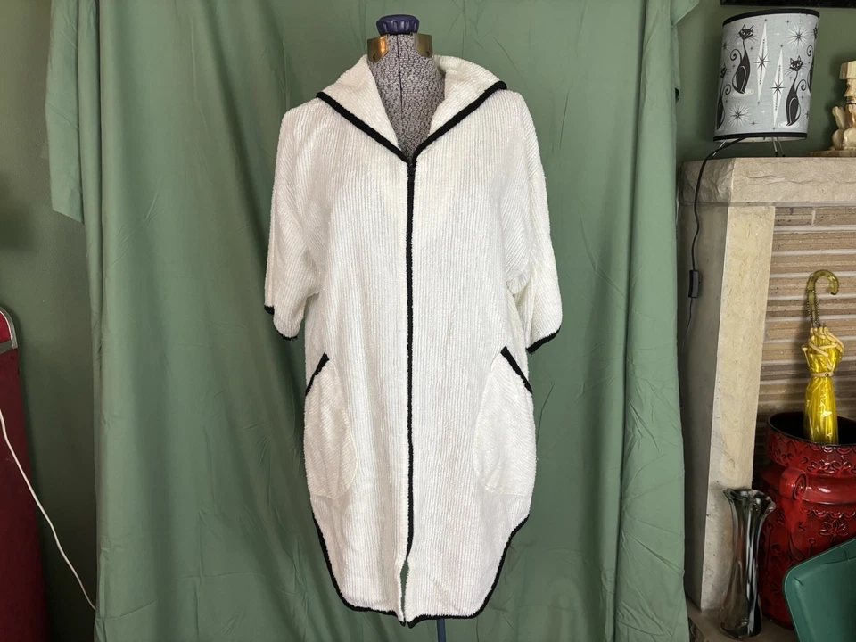 Bata de spa de tela de rizo Dotti vintage blanca negra con ribete manga corta cubierta de natación Foto 2 de 4