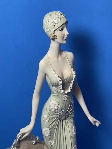 Statuina abito floreale moda resina dettagliata vittoriana signora con sedia 13 3/4" ottime condizioni - Foto 9 di 24