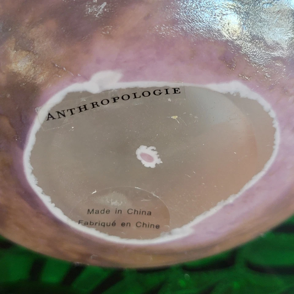 Jarrón Anthropologie Orb 4,5" redondo malva iridiscente soplado a mano Foto 3 de 4