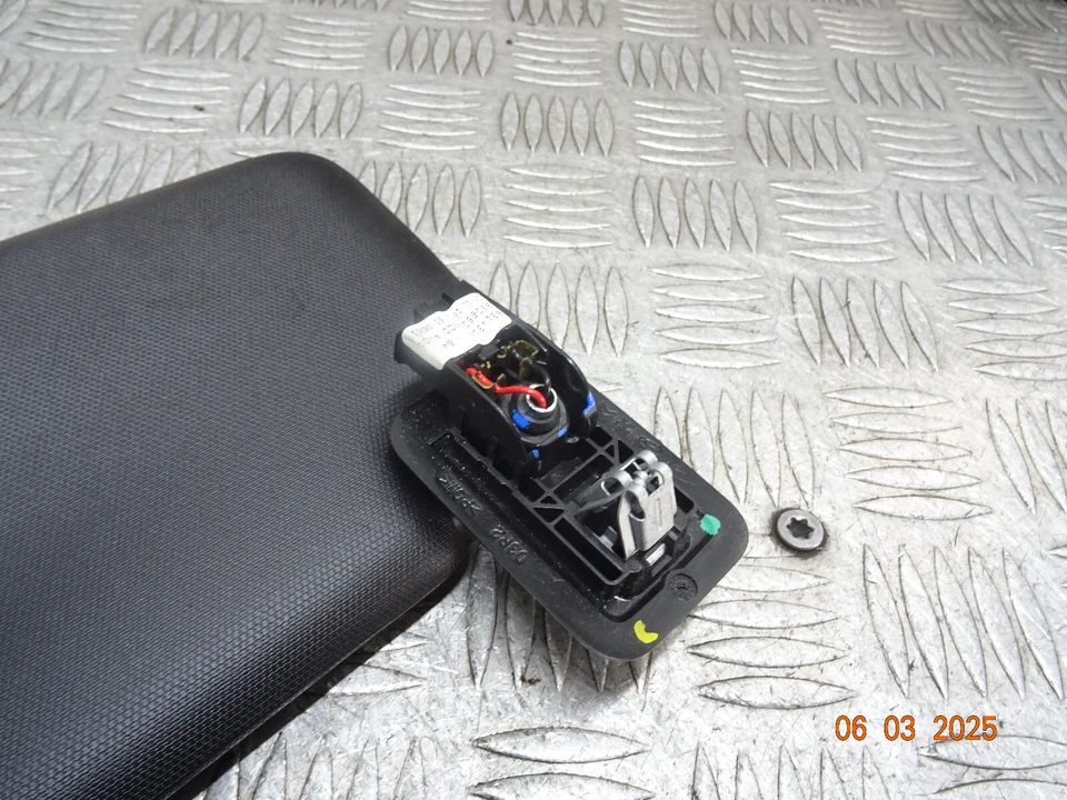 Peugeot 208-e GT-LINE 2020 PL21E EV MK2 5 puertas escotilla par de parasoles * Foto 4 de 4