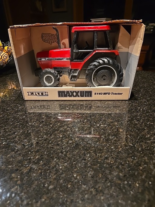 Ertl Case International Special Edition MAXXUM 5140 MFD Tractor 1/16 Scale