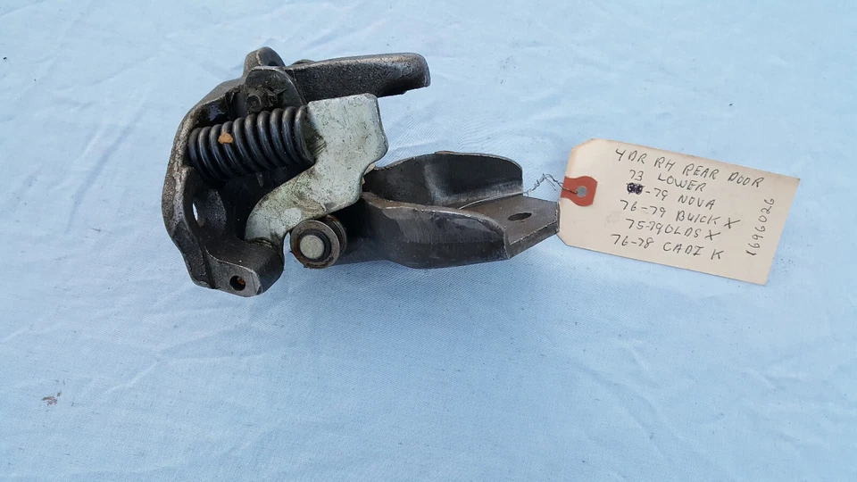 NOS 1973-1979 CHEVROLET NOVA+CHEVY II 4 DOOR RH REAR LOWER DOOR HINGE 1696026 - Imagem 2 de 3