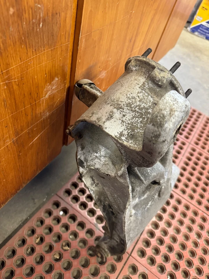 Brazo de suspensión trasero derecho original Triumph TR6 • #308224, V3110. T8466 Foto 4 de 4