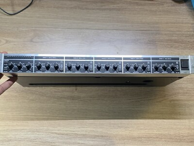 D204 ベリンガー ULTRA-Q PRO Model PEQ2200 Behringer Ultra Q Pro PEQ 2200 Musical 5-band Parametric