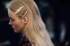 A set of 2 pearl hair clip