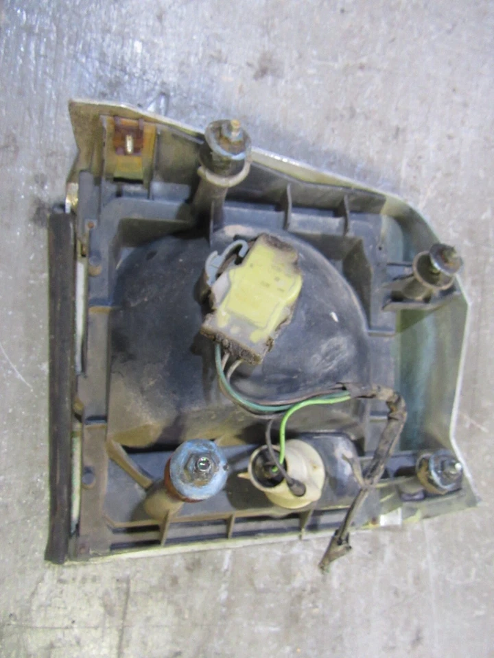 Oldsmobile Cutlass Salon 1979 lado del conductor luz trasera lente carcasa base Foto 4 de 4