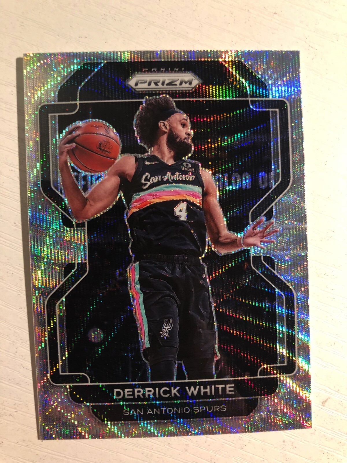 2021-22 Panini Prizm Silver Wave Prizm Derrick White San Antonio Spurs 19