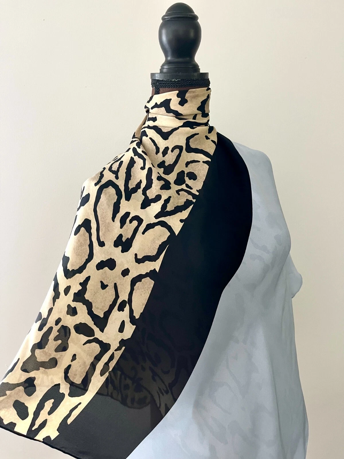 Display #1 Gucci écharpe en soie imprimé animal léopard châle oversize bleu