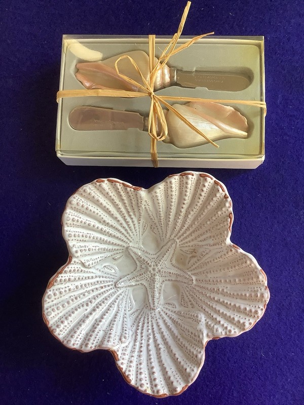 LOVELY SET OF “MUD PIE” APPETIZER DISH & PAIR OF “KATE ASPEN” SPREAD KNIVES NEW