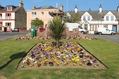 Foto A3 Blumen am McCubbin Brunnen, Girvan Das Gebäude am ri c2017