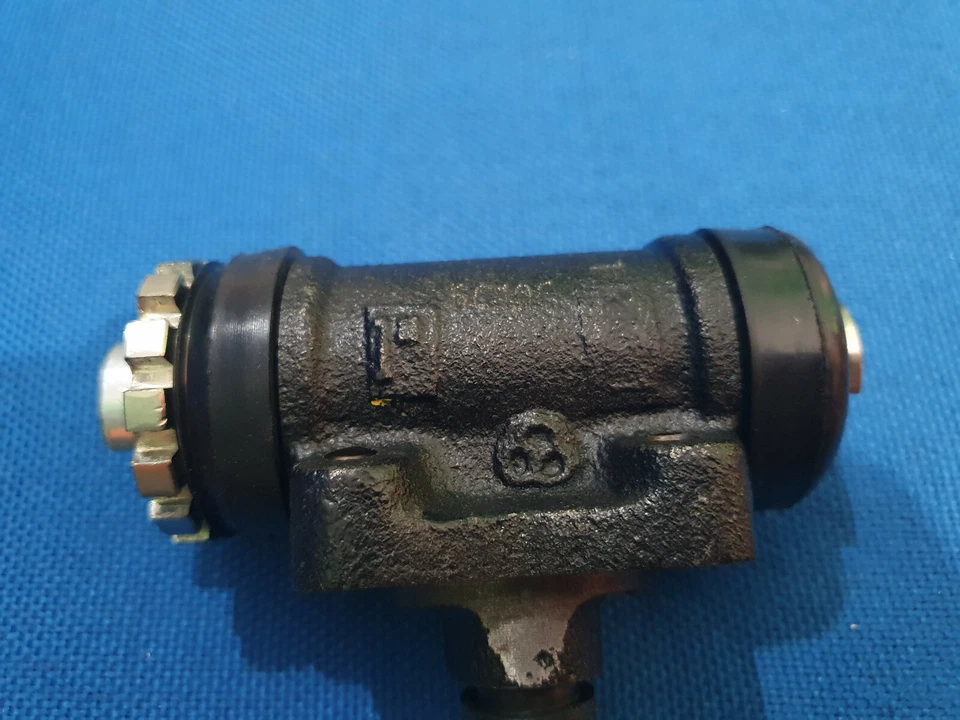 TOYOTA LAND CRUISER FJ40 FJ43 FJ45 FJ55 RH FRONT WHEEL BRAKE CYLINDER ASSY - Image 4 of 4