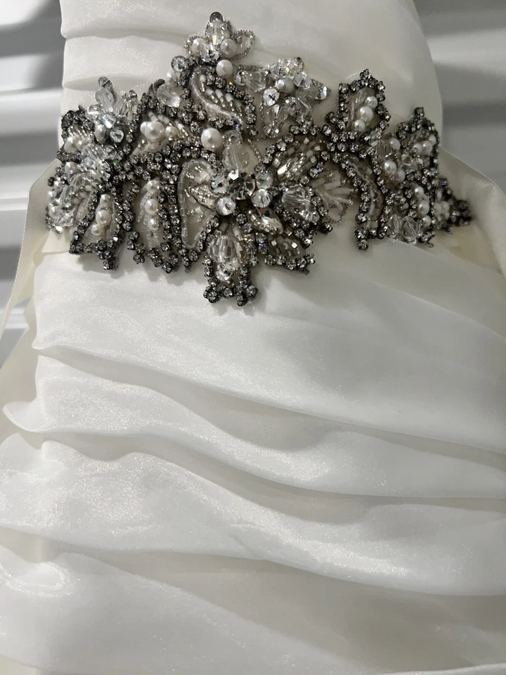 Vestido de novia Allure Bridals marfil 8966 faja de cristal de Swarovski talla 4 Foto 4 de 4