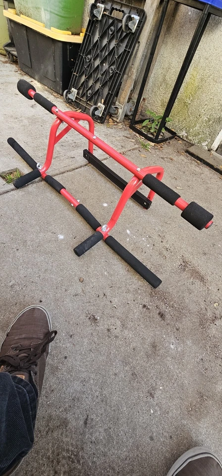 ¡Completo! Barra de puerta de barbilla elevada de metal completo Foto 2 de 2