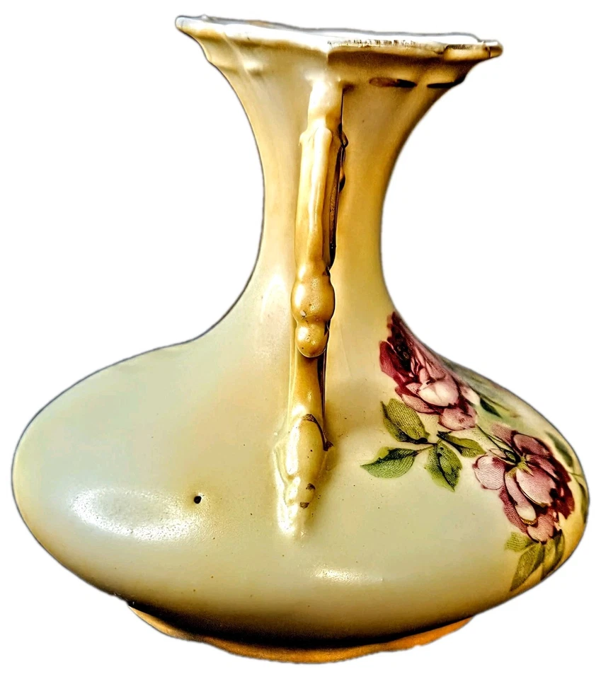 Jarrón antiguo austriaco #4028 de 1900 color crema con rosas rojas y adornos dorados Foto 2 de 4