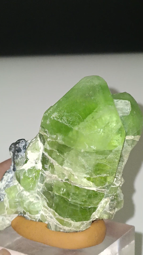 Enorme espécimen mineral de cristal de peridoto verde oscuro natural de 101 gramos enorme tamaño raro - Vídeo 1 de 1