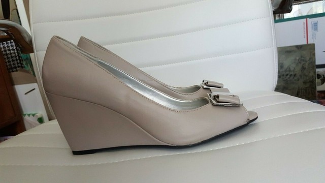 bandolino franci wedge pump