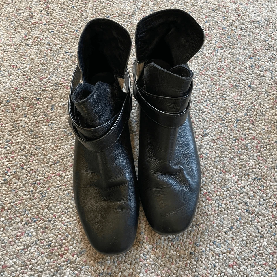 Botas de tornozelo de couro Newbark Shoes alça transversal de dois tons - Imagem 2 de 4