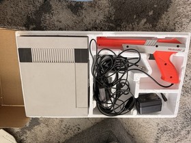 Nintendo NES Action Set Console Bundle w/ Zapper Light Gun, Box & Manuals