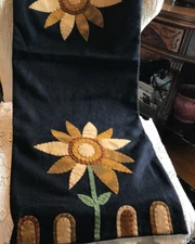 HOME COLLECTION BY RAGHU TABLE RUNNER BLACK WITH SUNFLOWERS