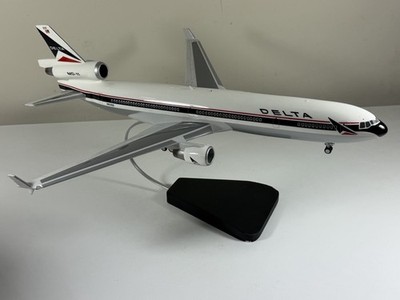 McDonnell Douglas MD-11 Delta Pilot Desk Wood Airplane Model Large Scale 1/144