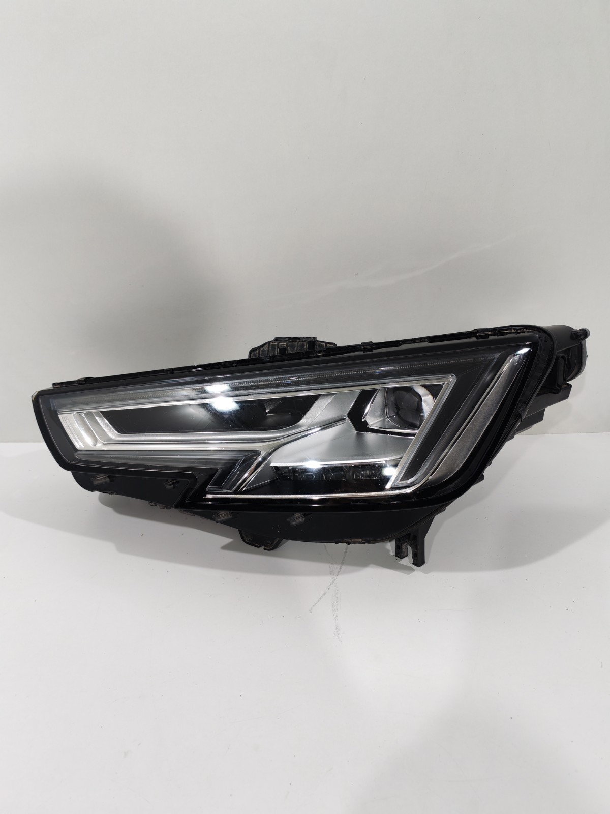 Ricambi Usati Faro Proiettore Anteriore AUDI A4 B9 FULL-LED SX Sinistro 2015