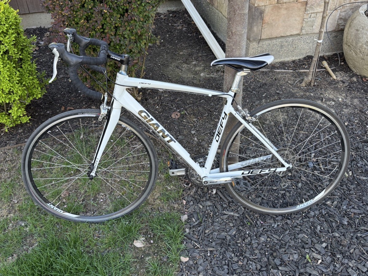 2011 Giant defy 3 road bike size Medium Black/White parts or