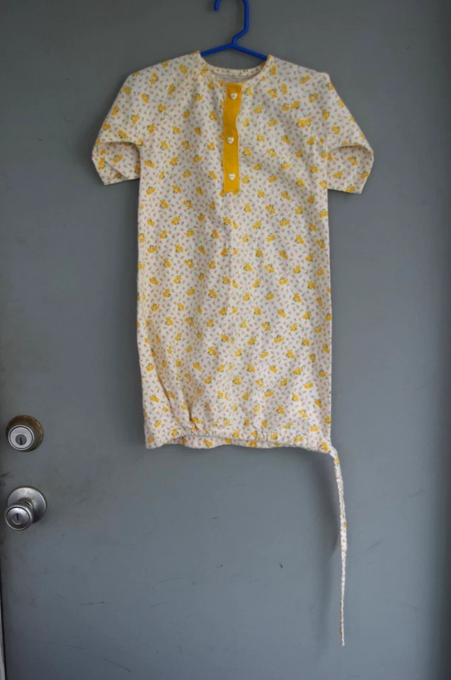 Lindo Vestido de Bebê Vintage Flanela Layette Amarelo Floral Calico - Imagem 3 de 3