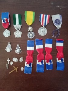 Lot de médailles 1 avec ruban décorations civiles et militaire