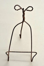 VINTAGE GOLD TONE TWISTED WIRE EASEL DISPLAY STAND FOR  PLATES,PHOTOS, ARTWORK