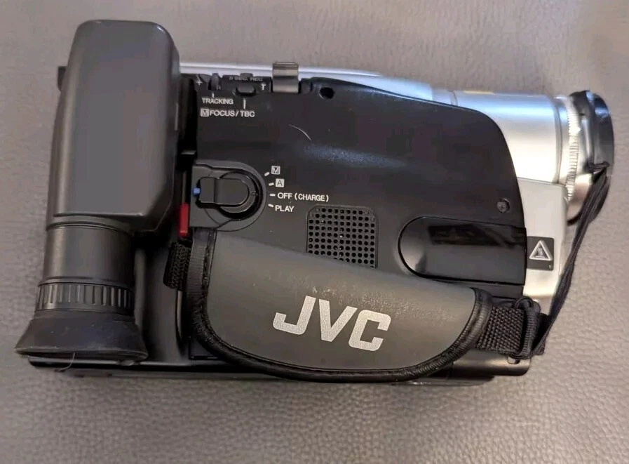 JVC Compact VHS Camcorder GR-SXM750U 600 X Digital Zoom+Tapes No Cord No Battery - Image 4 of 4