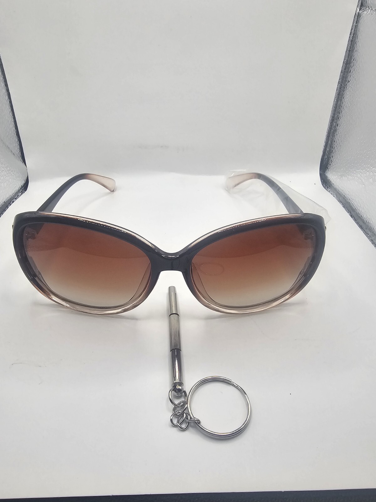 Trendy UV-protection sunglasses for women  -image