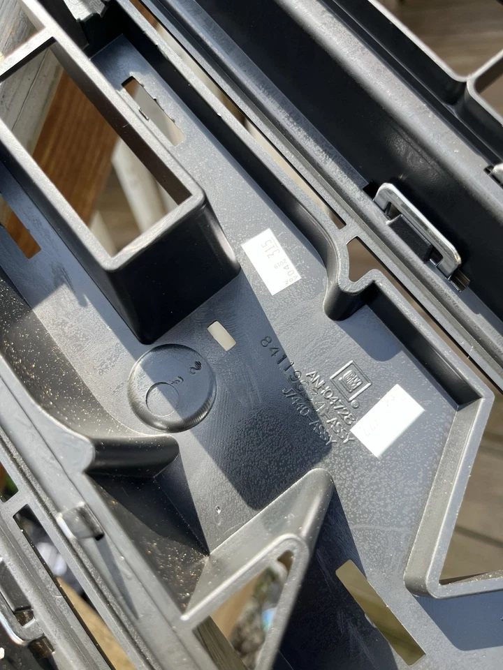 GMC Yukon Yukon XL 2015-2020 parrilla delantera OEM nuevo 84336881 Foto 3 de 3