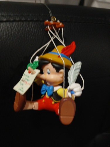 Enesco Vintage Disney Ornamento Pinocchio "Un vero ragazzo per Natale" - Foto 2 di 6