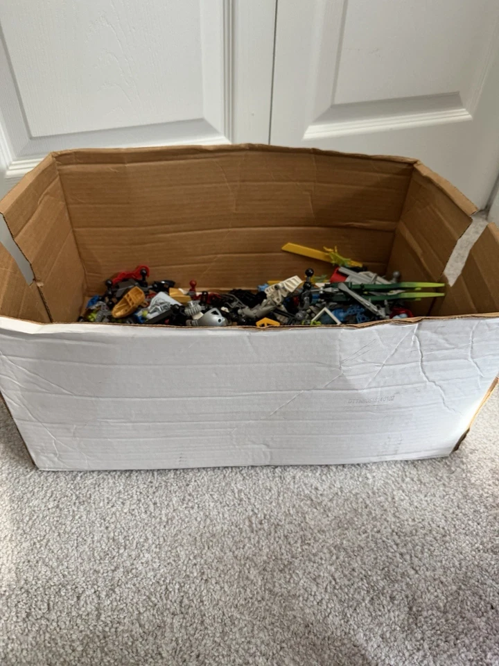 Huge Vintage LEGO Bionicle Lot Figures,  Masks, Loose Parts - over 5lbs - Image 3 of 4