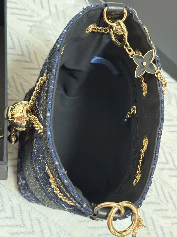 [PREVENTA] BOLSO CUBO MAQUILLAJE TWEED CHANELBEAUTY VACACIONES GWP AZUL/NEGRO Foto 4 de 4