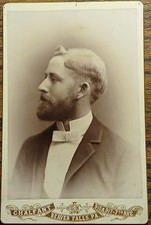 Cabinet Card Fotografo Chalfant Beaver Falls PA Giovane Uomo Barba Fiocco Cravatta