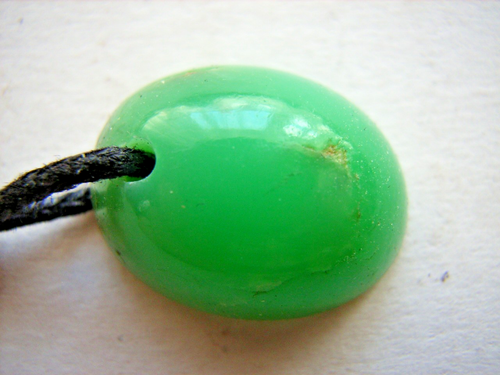 CHRYSOPRAS Cabochon aus Australien, gebohrt, am Band