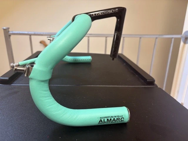 Manillar y potencia de cabina Bianchi X4 Mondiale ITM con envoltura Celeste Almarc personalizada Foto 2 de 4