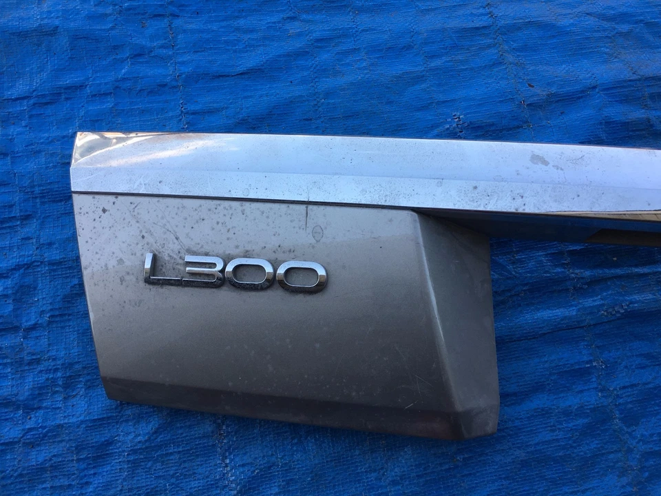 TAPA MALETERO TRASERO SATURNO PANEL EMBELLECEDOR SEDÁN 4 PUERTAS 4 PUERTAS L200 L300 MALETERO PELTRE Foto 2 de 4