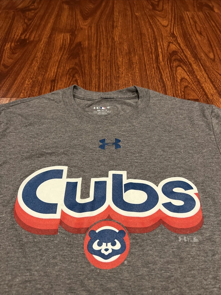 Camiseta de Sábado por la Mañana de los Chicago Cubs de Under Armour para Hombres Talla Mediana M MLB Foto 3 de 4