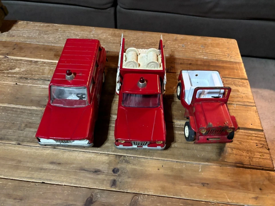 Mini Tonka 1966  Fire Jeep Set, Chief Wagoneer, Gladiator Engine, Utility CJ 5 - Image 2 of 4
