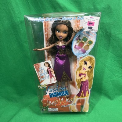 NEW Bratz Fashion Show Yasmin Doll Sleep Wear Collection Walks NRM