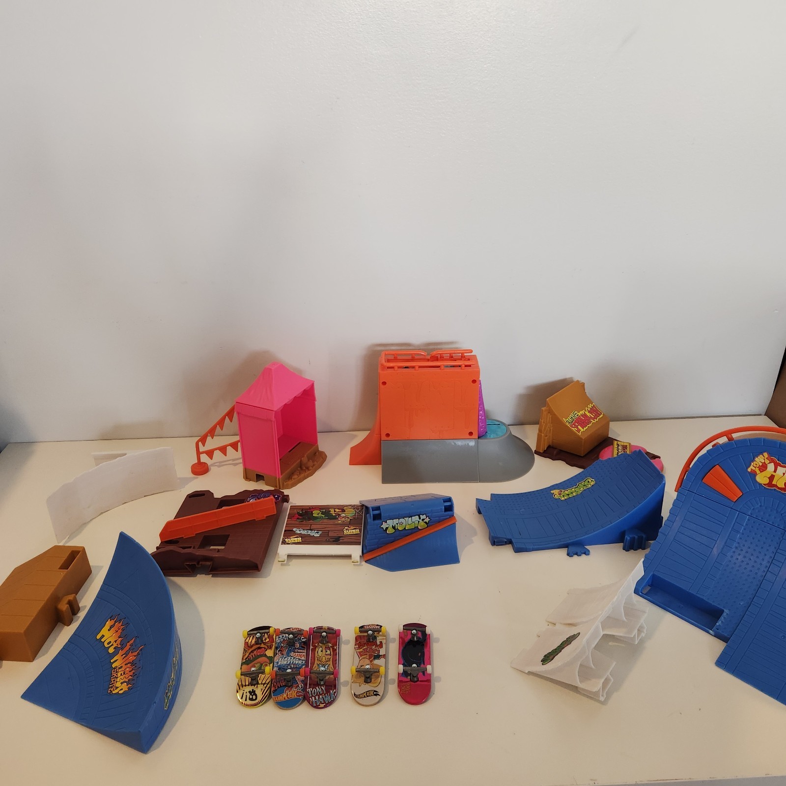 Hot Wheels Skate Amusement Park Play Set 5 Fingerboards