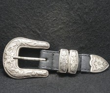 XC21159 VINTAGE 1970s  TONGUE TYPE  FLORAL ARTWORK UNISEX FASHION BELT BUCKLE