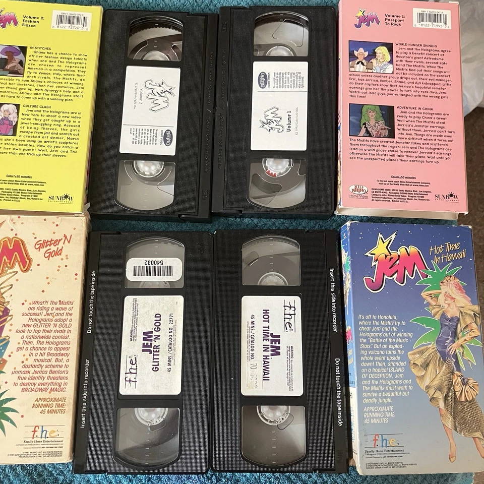 Jem And The Holograms Volume One Volume Two Glitter N Gold Hot Time In Hawaii - Imagem 2 de 4