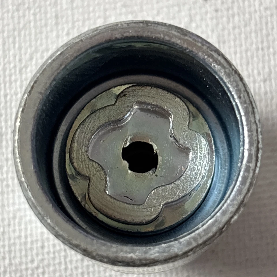 Llave de bloqueo de rueda de repuesto McGard (046600) (solo llave) Foto 2 de 4